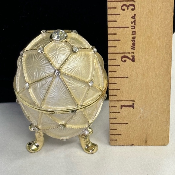 Egg Trinket Box Gold Tone Diamond Pattern Enamel & Rhinestone Magnet Clo… - Picture 9 of 9